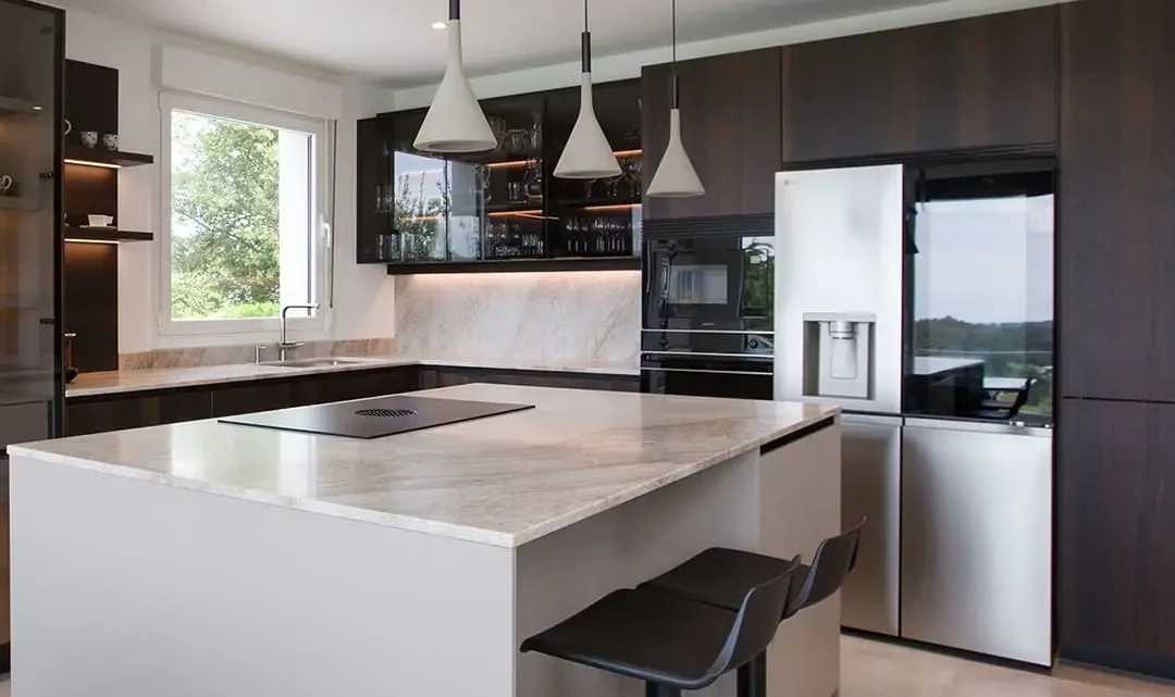 Cocina cálida y minimalista