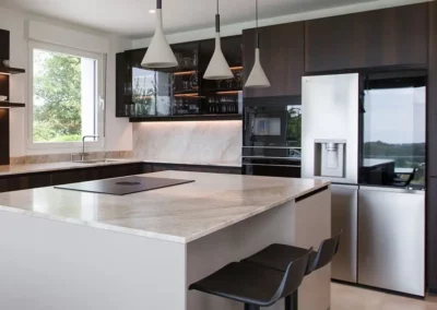 Cocina cálida y minimalista