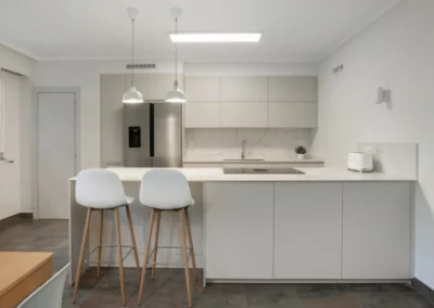Cocina FINE en cashmere con encimera venatino gold en la Bilbaína