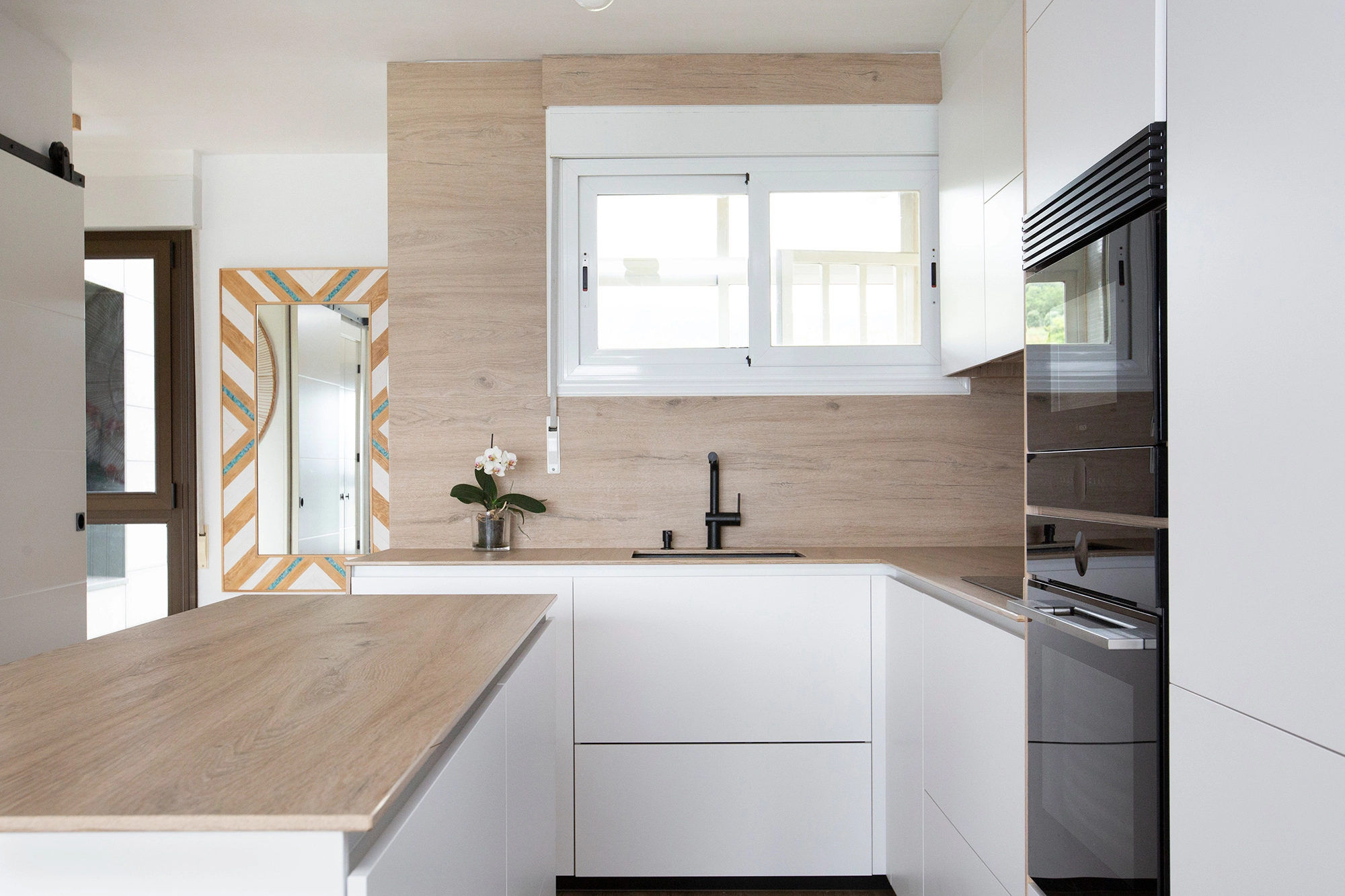 Cocina Fine en blanco y madera con isla Cocina blanca y madera con isla central en Blanco Innsbruck