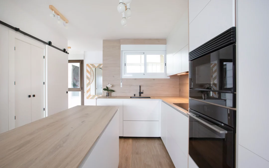Cocina blanca y madera con sistema gola y encimera porcelánica