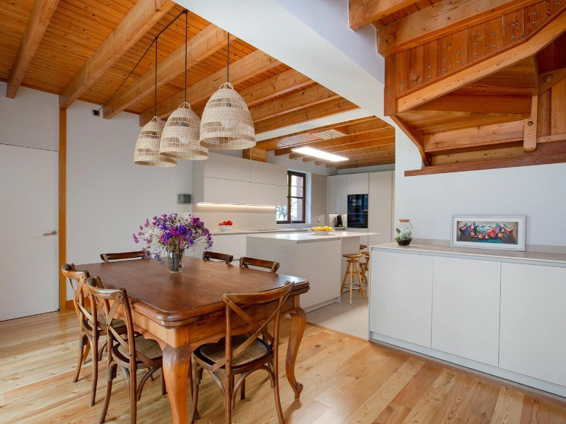 Cocina Cashmere con isla y vigas de madera